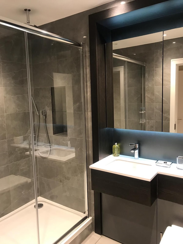 Executive Apartment Near Chiswick and Kew Gardens