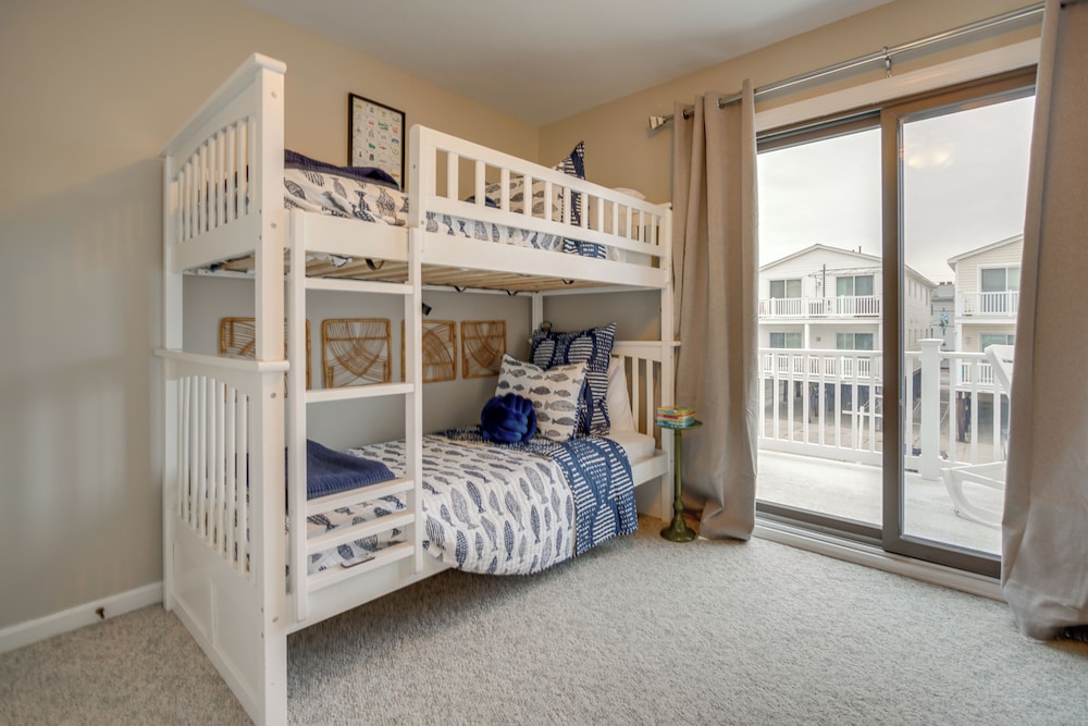 Steps to Beach: Townhome w/ Balcony in Ocean City