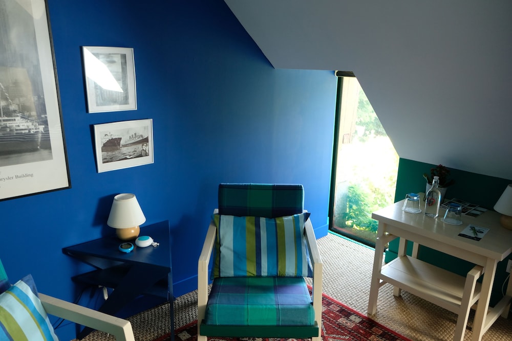 La Maison Jaune à la Janaie view 2