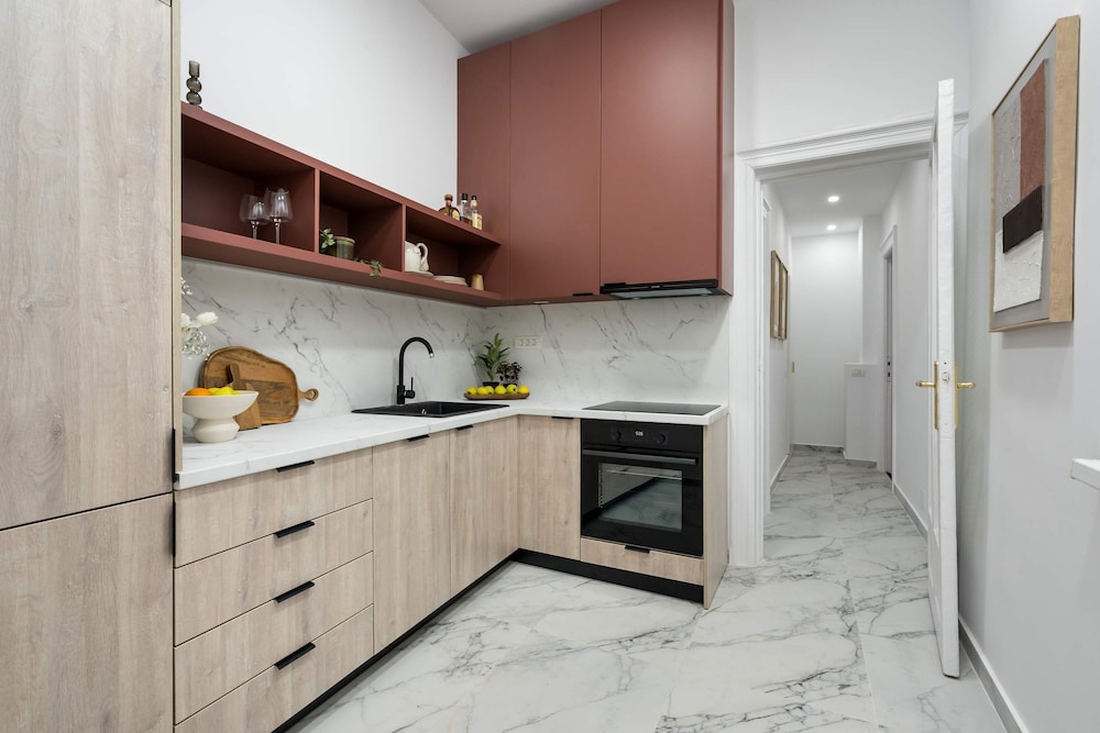 Elegant 3BR Retreat - Steps Away Cismigiu Gardens