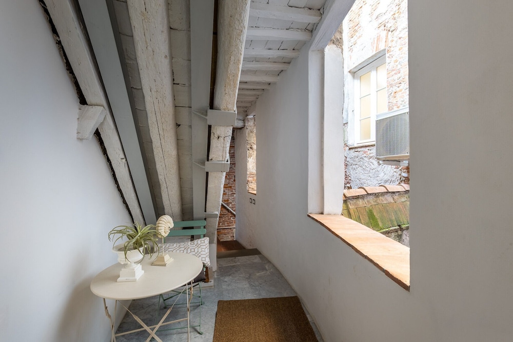 Casa Joyce in Lucca With 1 Bedrooms and 1 Bathrooms