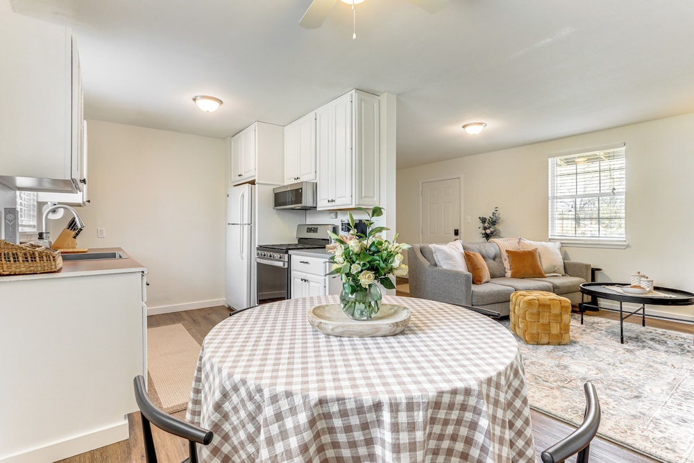 4 Mi to Dtwn: Dog-friendly Fayetteville Home