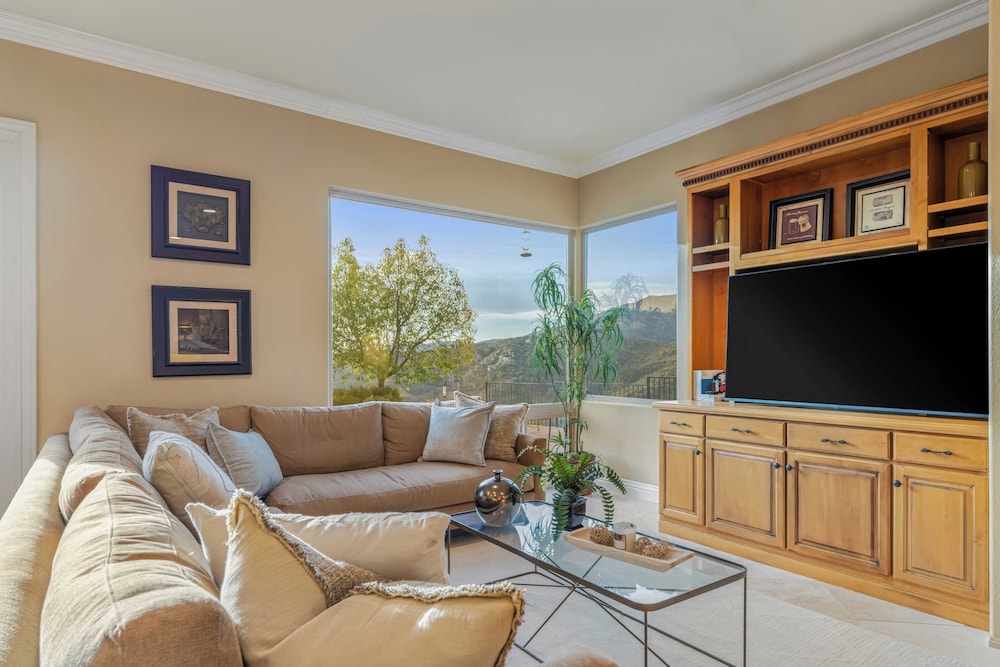 Hilltop Estate w/ Pool, Hot Tub, Fire Pit, Views Cleveland Vista by Avantstay