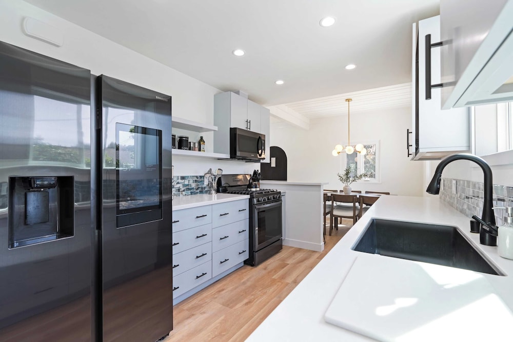 La Jolla Stay w/ Firepit & Walk to Beach Arenas