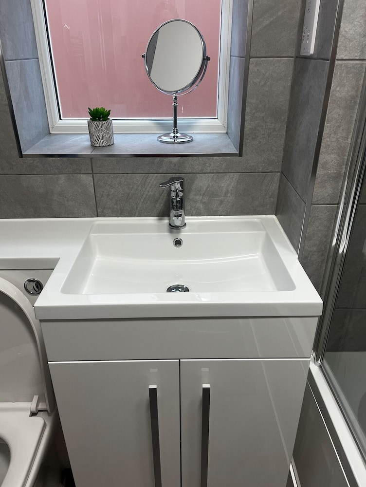 2 Bed Flat - Sleeps 8 - Pets - Garden - Parking