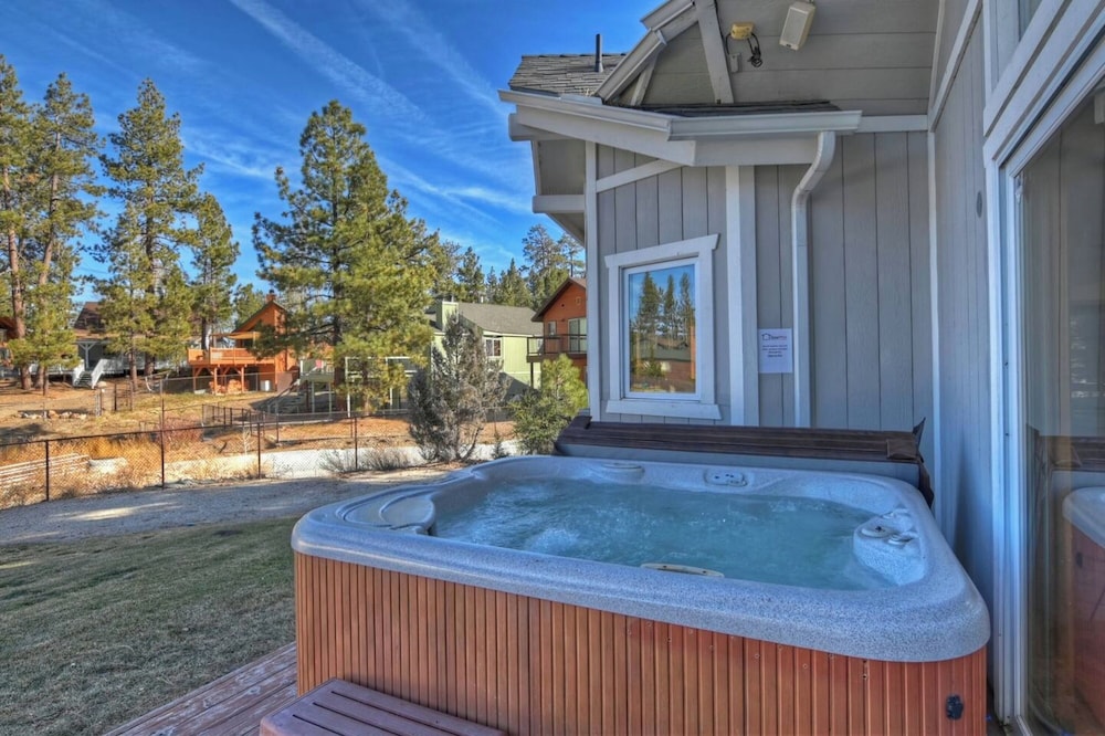 Lakefront Estate with Views and Hot tub