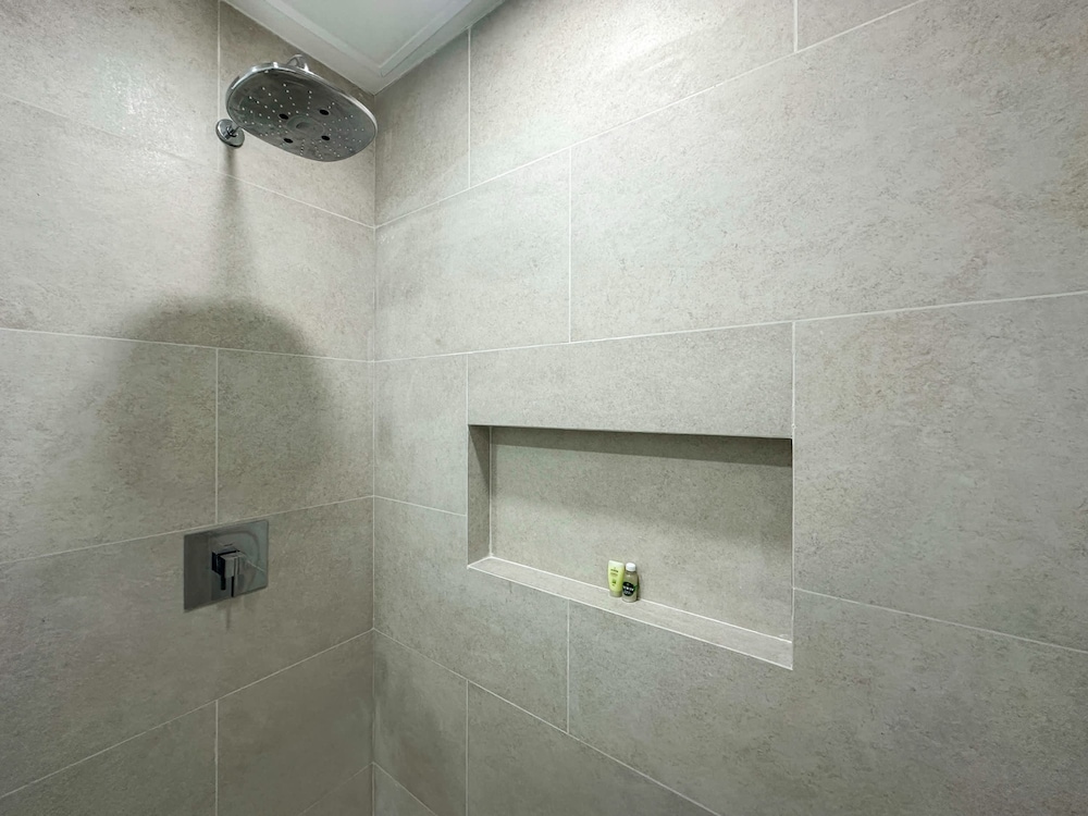 Steps to Sandy Beach Pool Renovated 2BR Condo