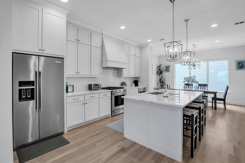 Modern 3br In Bishop Arts Walk To Shops & Dining 3 Bedroom Duplex