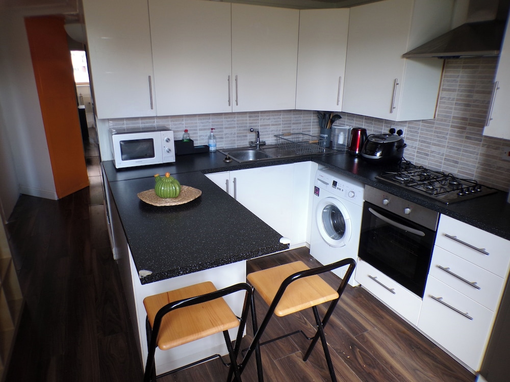 Chelsea Orange Apartment Sleeps10-petsok-parking
