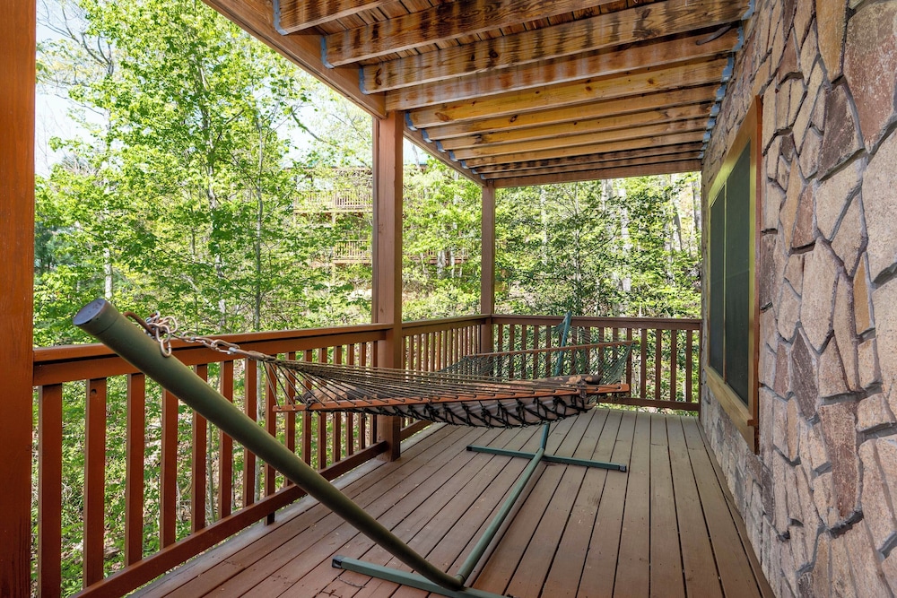 Hot Tub & Game Room: Log Cabin 2 Mi to Ripleys!