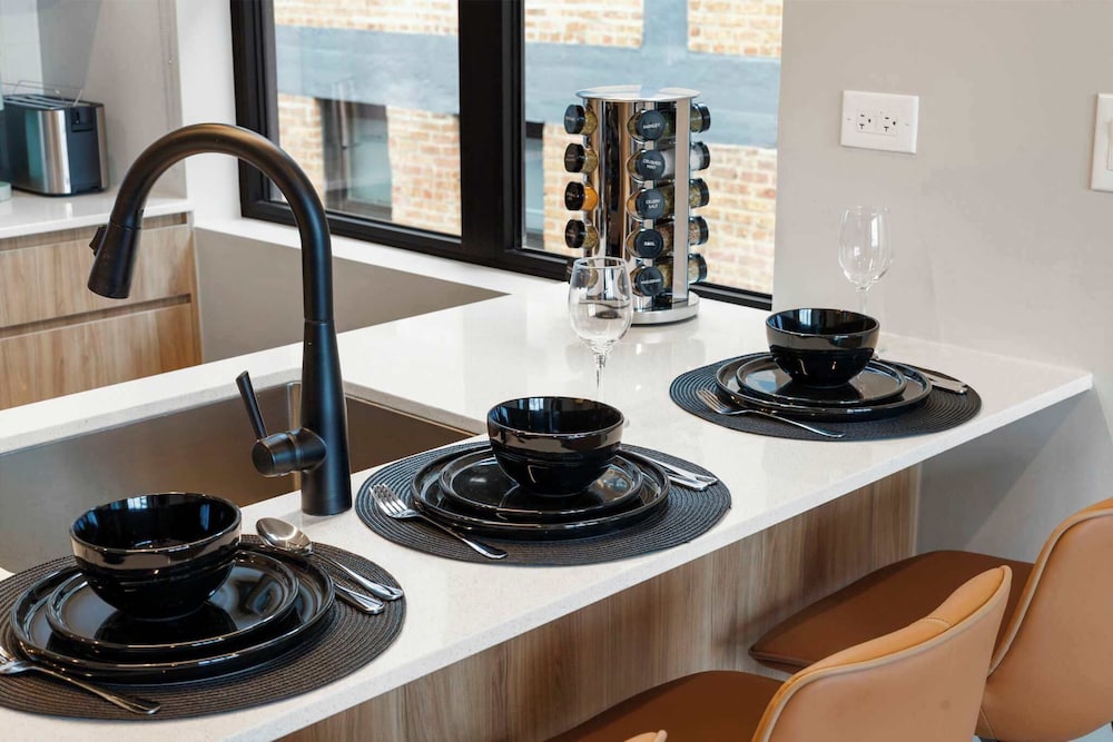 Edgewater Gem Stylish 2BR Apartment Near Lake