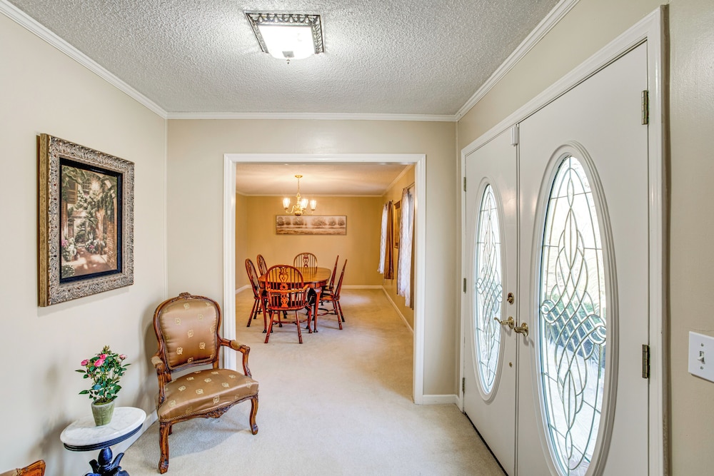 Near Lake Murray: Family Getaway w/ Screened Porch