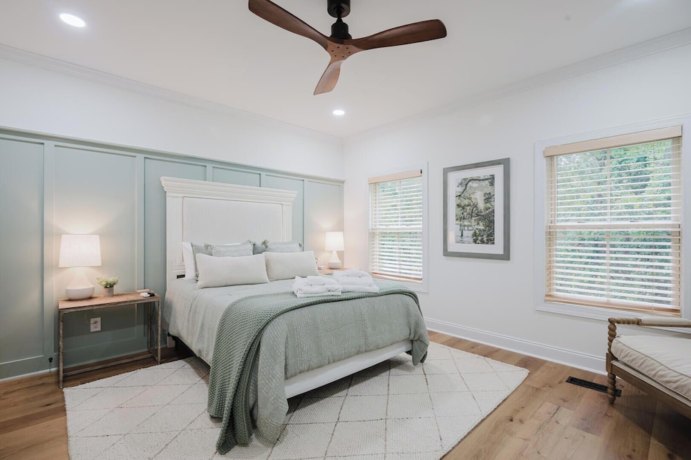 Lowcountry Landing! 3-story Townhouse in Old Town's Promenade