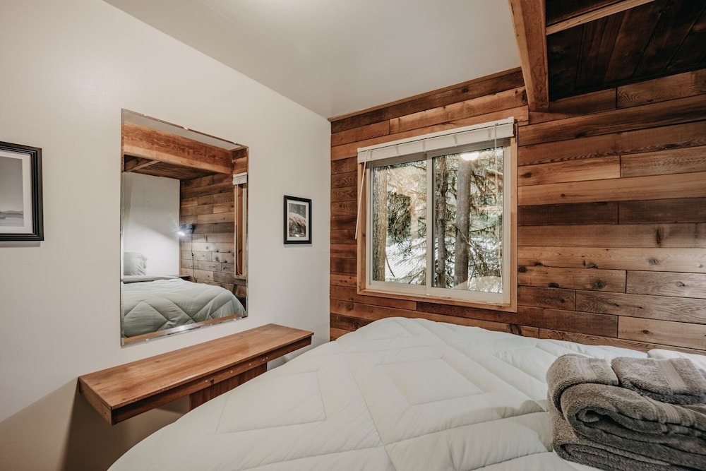 26sl - Hot Tub - Bbq - Game Room - Sleeps 8 3 Bedroom Home by RedAwning
