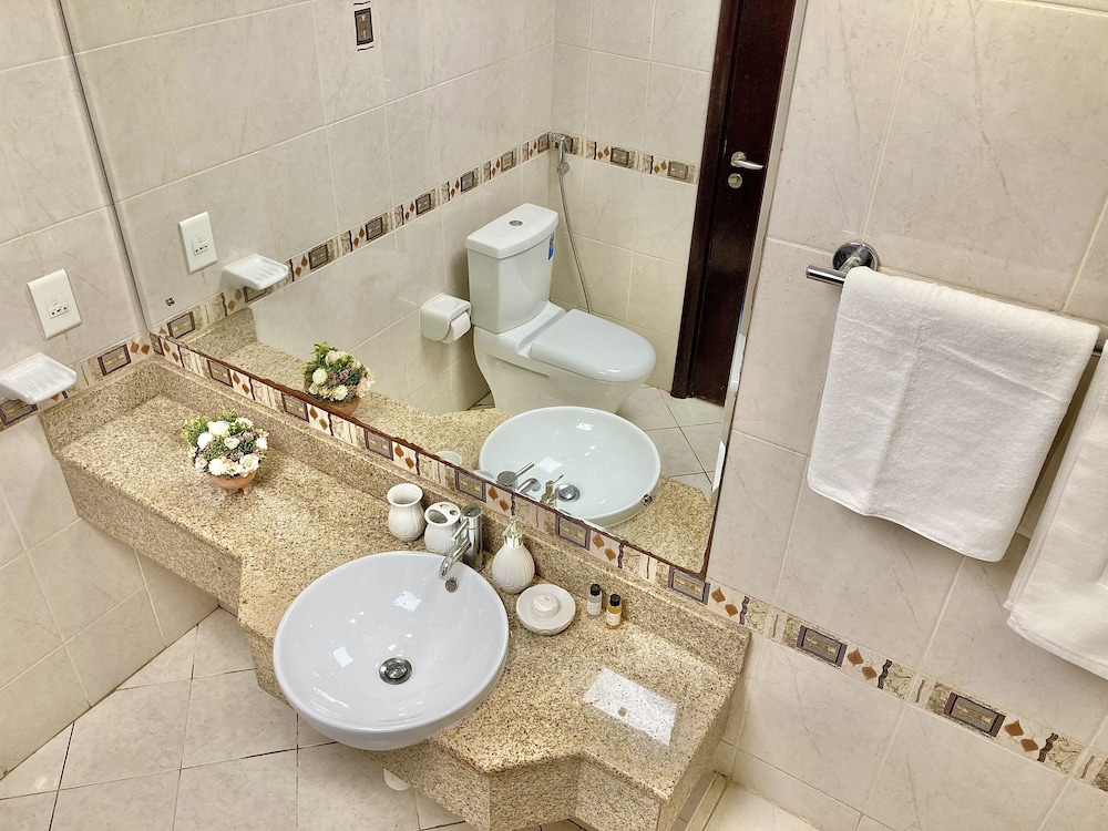 Whitesage - Lakefront Apartment Amidst Parks With Lake Access