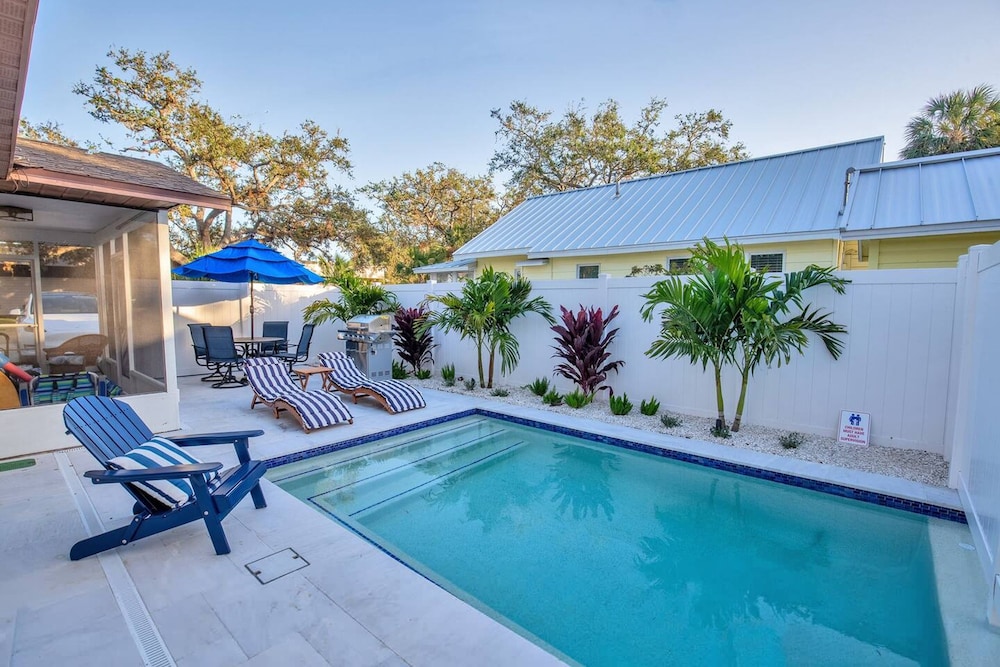 Royal Blue Downtown-gulfport-heated Pool