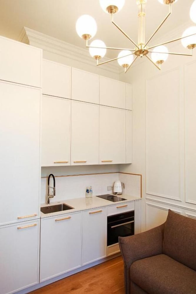 Roze Center Apartments