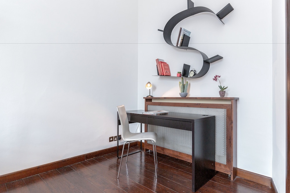 South Ken Apartment by BaseToGo
