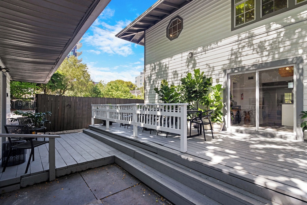 7BD Downtown Oasis Pool