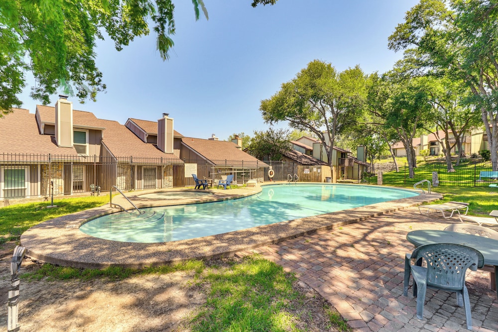4 Mi to Dtwn: Gem w/ Pool Access & Patio in Austin