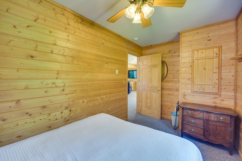 Woodland Cabin w/ Fishing, ATV & Snowmobile Trails view 4