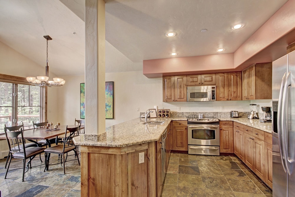 2br 2ba Winter Walk To Historic Downtown + Gondola 2 Bedroom Townhouse by RedAwning