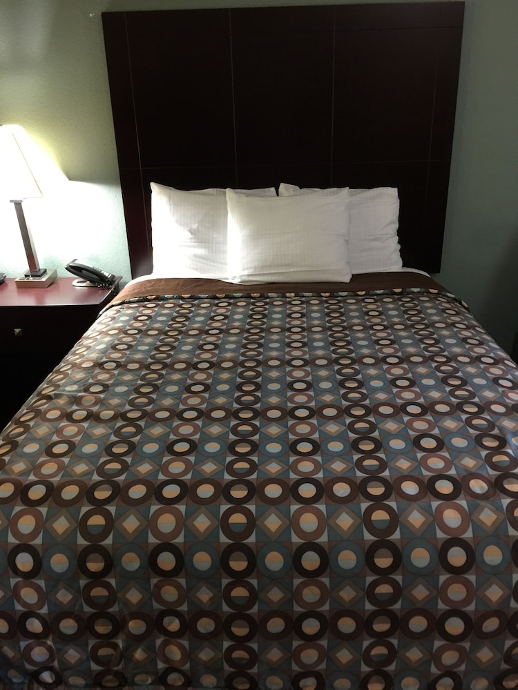 Pearsall Inn & Suites