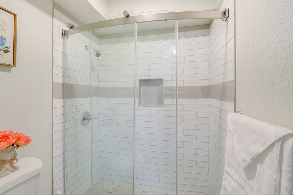 4 Mi to Dtwn: Charming Retreat in Wichita!