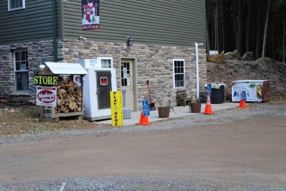 Hominy Ridge Cabins and Gift Shop
