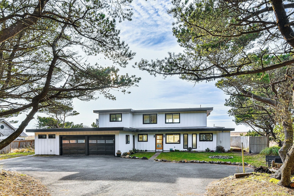3-acre Oceanfront Home: Game Room & Fire Pit!