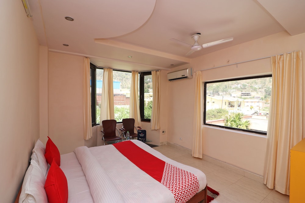 OYO 13884 Holiday Homes