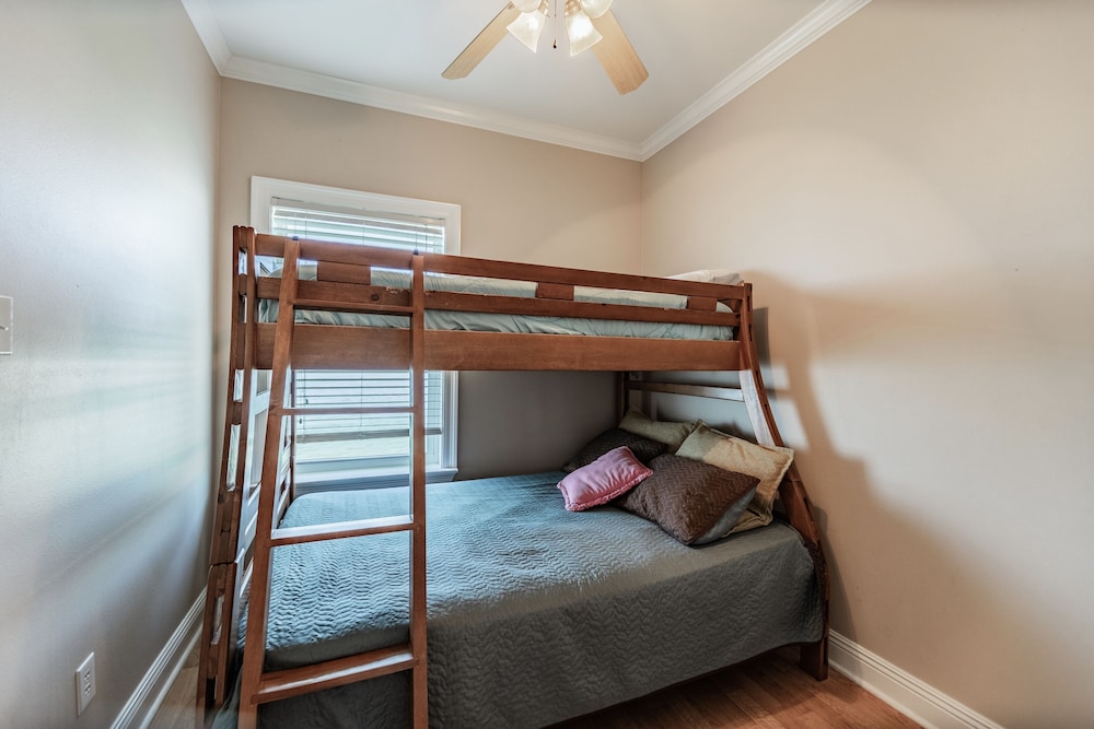 Shamrock Shores - Gulf Front West End Pet Friendly Property With Room For Everyone. 3 Master Suites! 6 Bedroom Home by RedAwning view 5