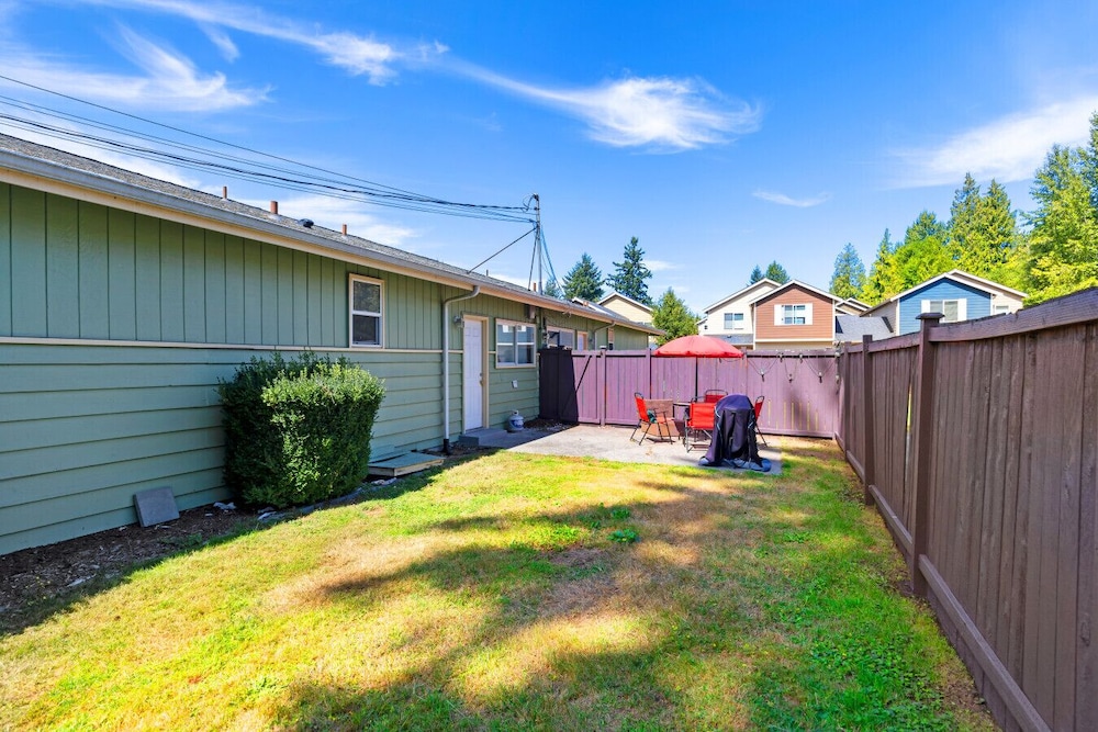 Family-friendly 2BR Home in Lynnwood w Parking