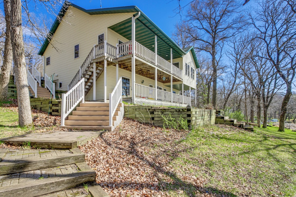 Pelican Rapids Lake House w/ Water Views + Dock! view 4