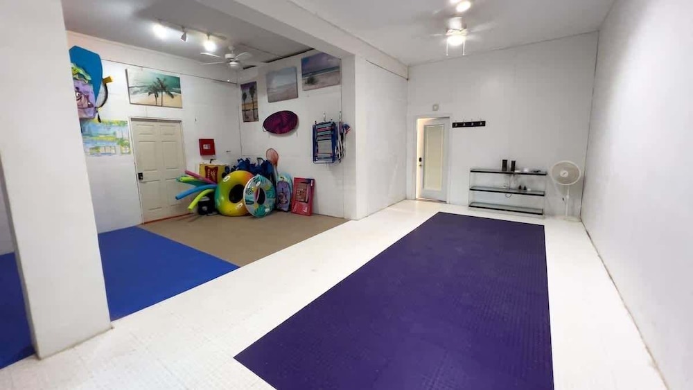 Fun Retro Island Vibe Sleeps 17 Beach 1 Block 4 Bedroom Home