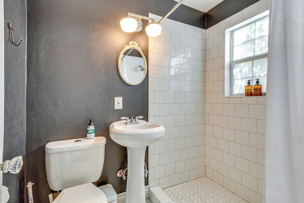 Heart of OKC Plaza District: Duplex Near Shops!