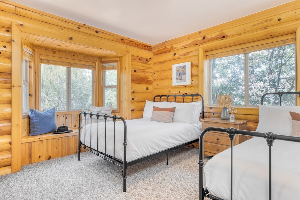 Tanglewood by Avantstay 10mins to Bear Mountain, Contemporary Hillside Cabin view 2