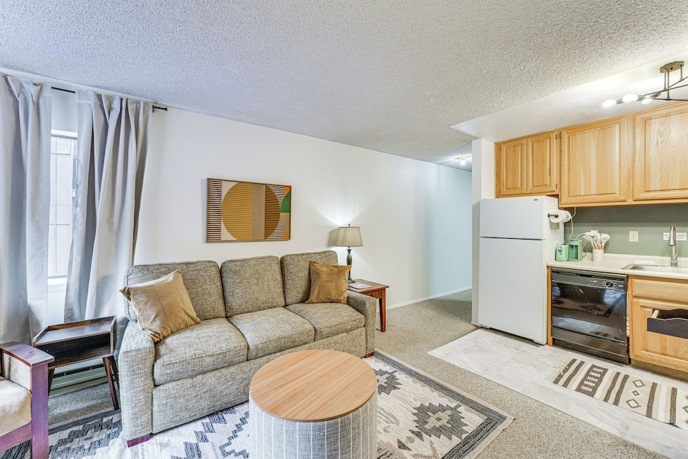 Easy Red River Ski Access! Outdoor Adventure Condo