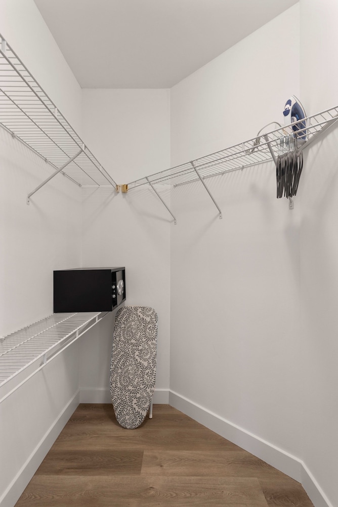 Near Riverwalk 2BR Private Balcony Downtown