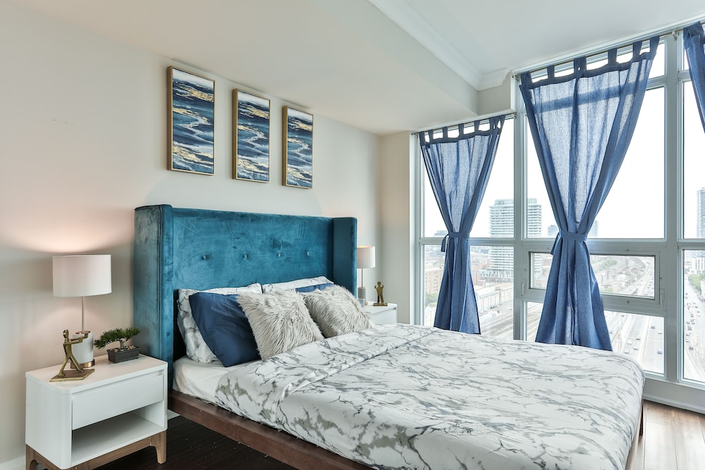 Lively Urban Condo in Old Toronto - Image 2