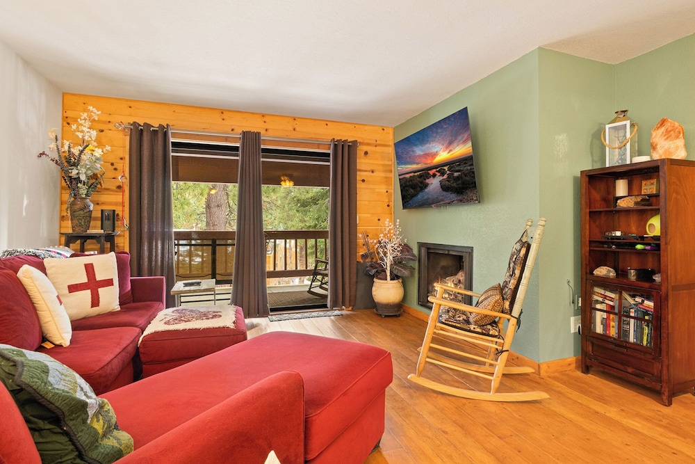 Sierra Pines Retreat Sleeps 6!