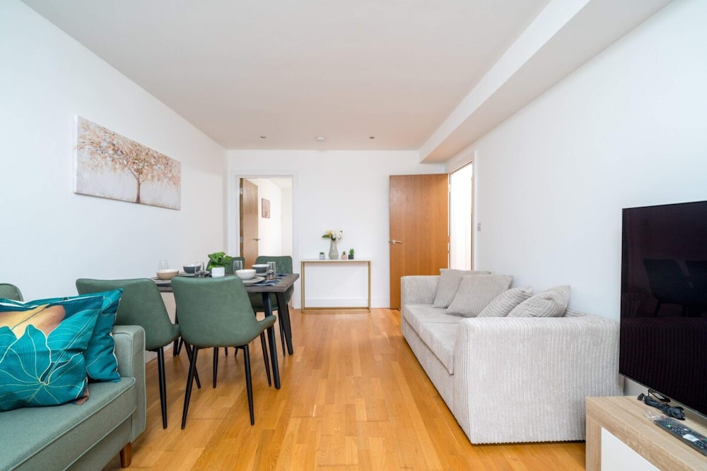 Stunning 3BD Flat, Parking, Sleeps Six, Near Park