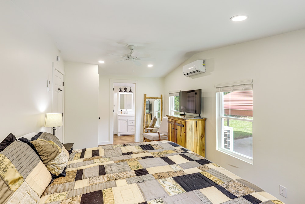On-site Pond & Creek: Serene Cabin by Caesars Head