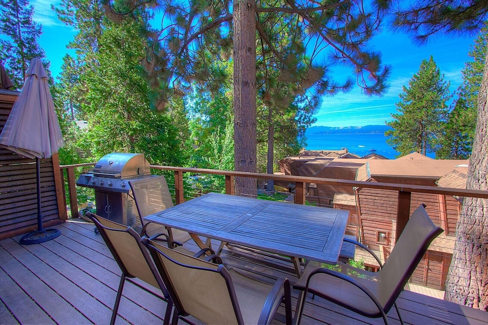 Chipmunk's Paradise 3 Bedroom Condo by RedAwning view 4
