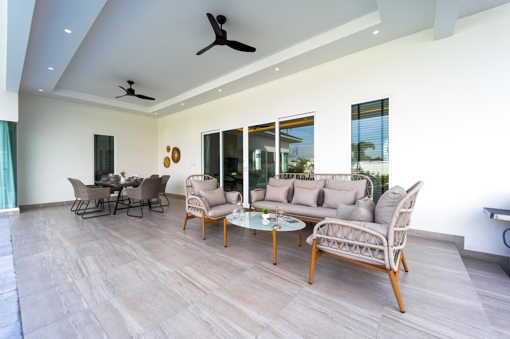 Modern 3 Bedroom Villa AS1
