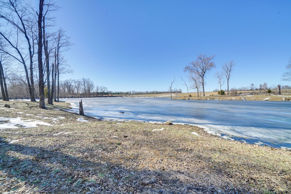 28 Mi to Downtown Louisville: Serene Farm Getaway