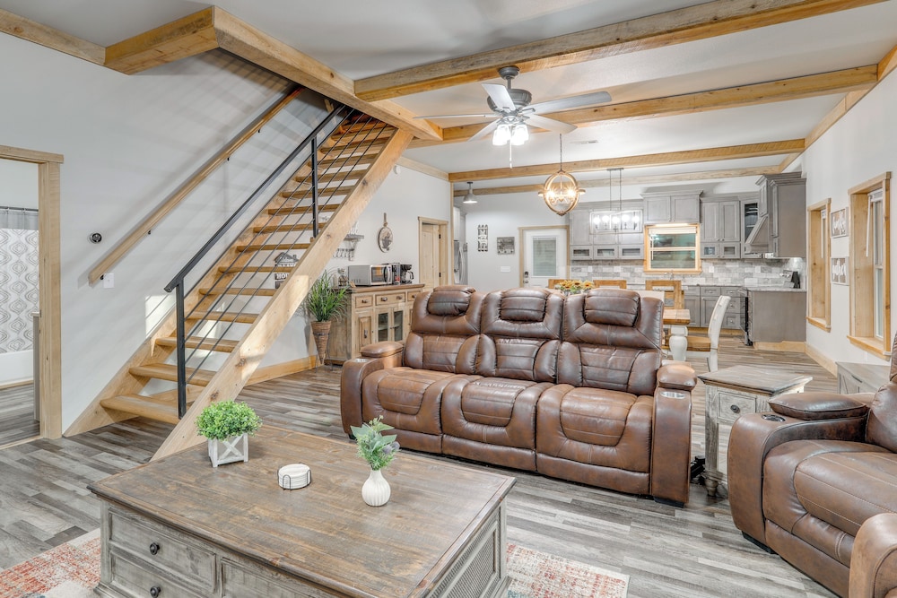 Greers Ferry Lake Access & Deck: Group Getaway!