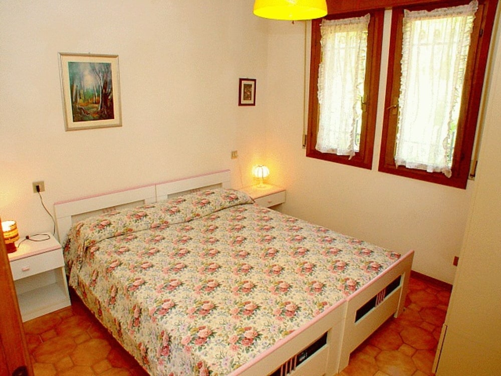 Three Room Flat With Wi-fi and Private Parking Space 100mt From Lignano Beach