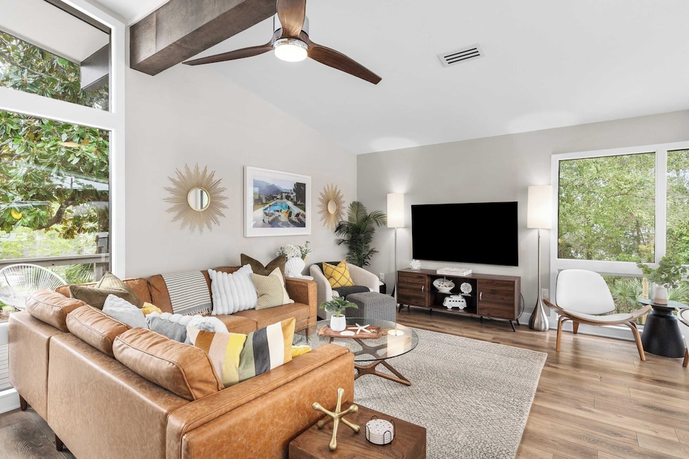 30A Florida Flashback by Avantstay Private Pool, Golf Cart, 3 Mins to Beach!
