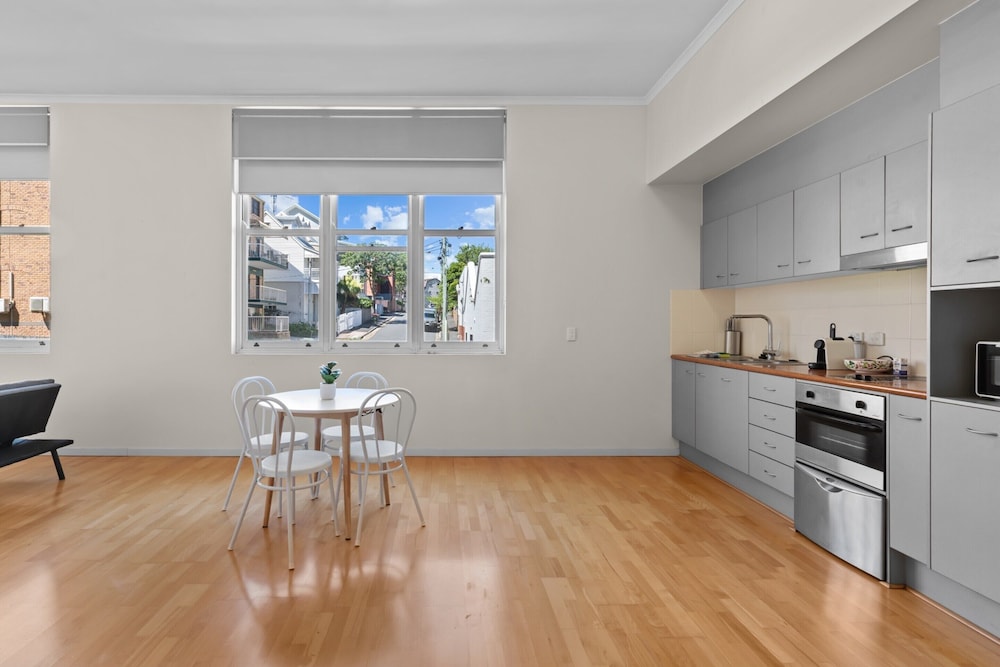 Modern 1-bed Apartment in Spring Hill